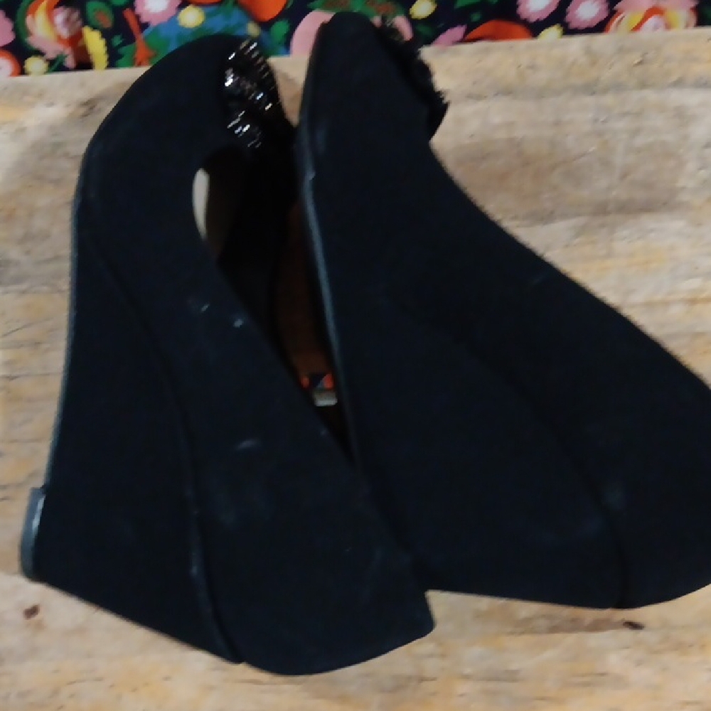 Madeline Stuart Black Wedges with Beaded Bow - Picture 7 of 12